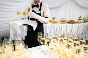 Apéro dînatoire : et si le traiteur devenait votre meilleur invité ?