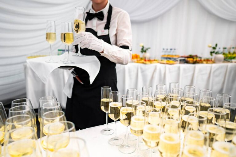 Apéro dînatoire : et si le traiteur devenait votre meilleur invité ?