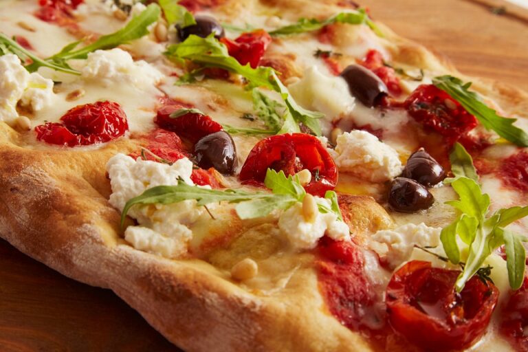 Pizzas végétariennes estivales : la Méditerranée rôtie au four