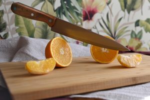 Couteau éminceur : utilité, spécificités et différences avec le couteau de chef