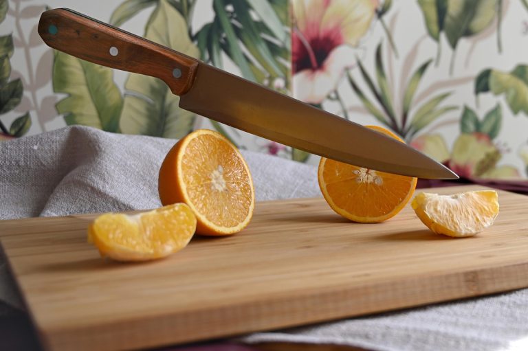 Couteau éminceur : utilité, spécificités et différences avec le couteau de chef